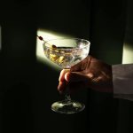 Gdzie wybrać się na drinka w Warszawie: Przewodnik po najciekawszych barach i knajpach w stolicy