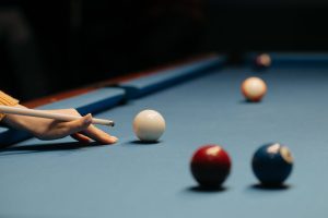 Jak trzymać kij do bilarda? Poradnik