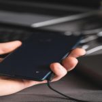 Jak naładować telefon bez ładowarki?